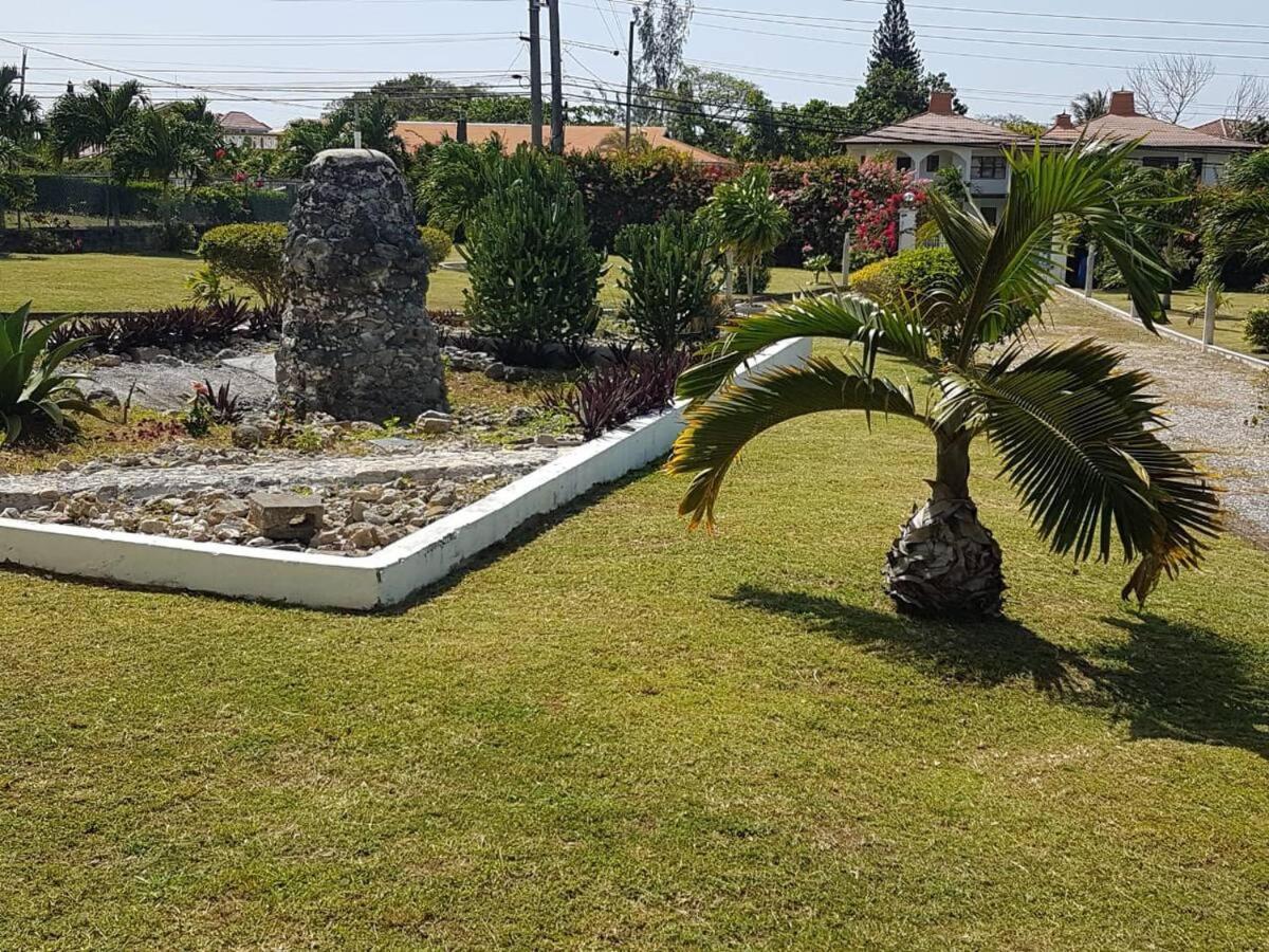 Ancella'S Garden Apartment-Beach-5Min Drive, 1 Hr Montego Bay, 25 Mins Ocho Rios, Continental Breakfast Runaway Bay Bagian luar foto
